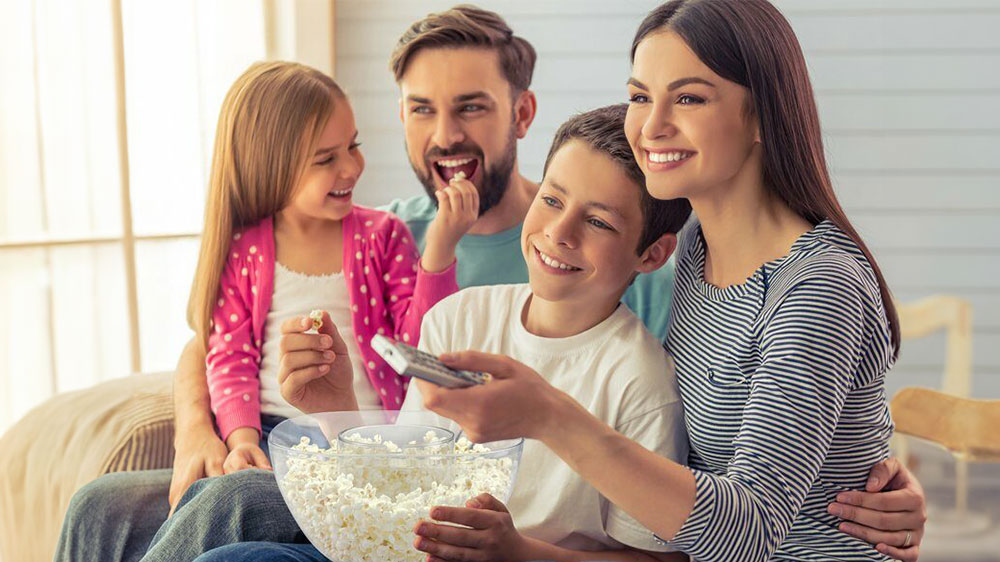Rodina s mísou popkornu z popkornovače BEPER P101CUD052_03