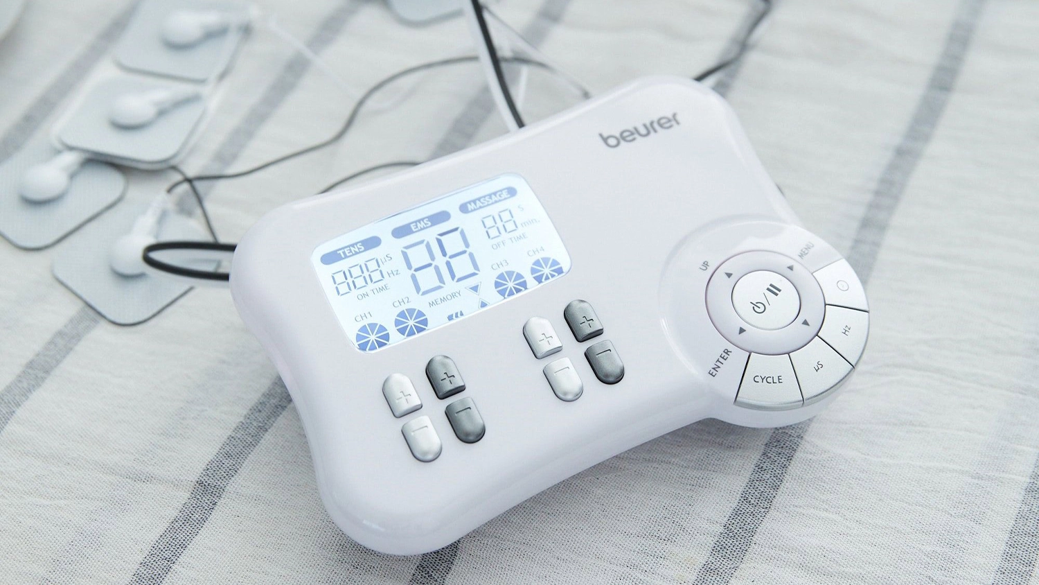 Elektrostimul&aacute;tor Beurer EM 80 na stole