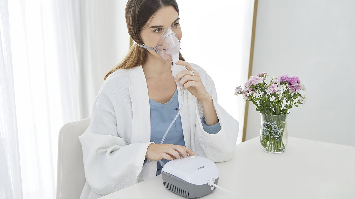 Žena inhaluje pomocou Beurer BEU-IH18