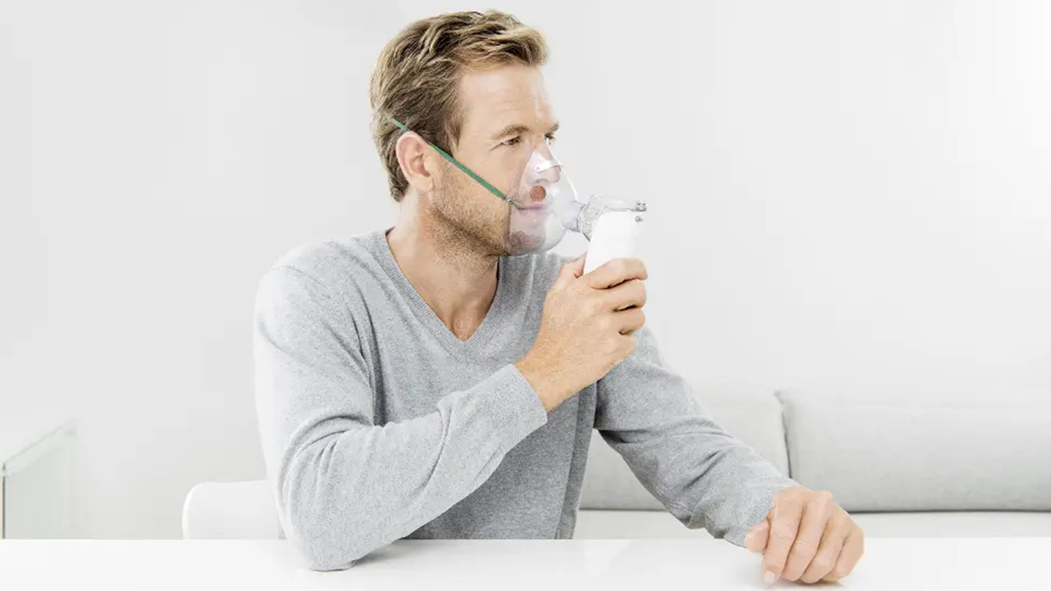 Prenosn&yacute; inhal&aacute;tor Beurer IH 55 s funkciou samočistenia pri použ&iacute;van&iacute; pacientom s maskou na liečbu d&yacute;chac&iacute;ch ťažkost&iacute;