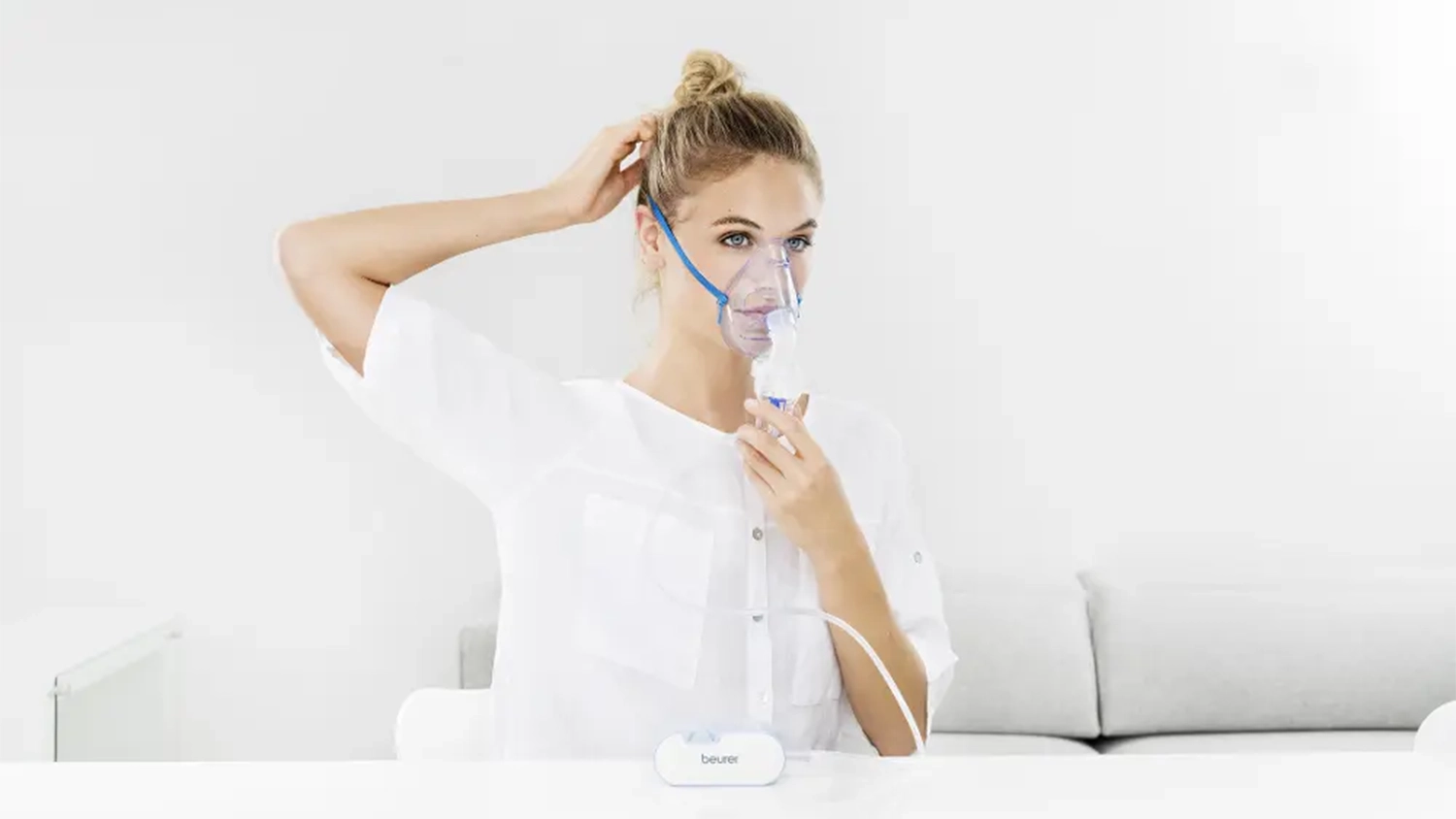 Žena s nasazeným inhalátorem Beurer BEU-IH60