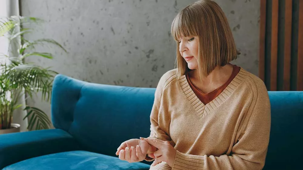 Žena sleduj&iacute;c&iacute; svůj pulz_03
