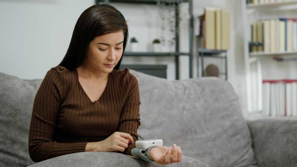 Žena si měří tlak_02