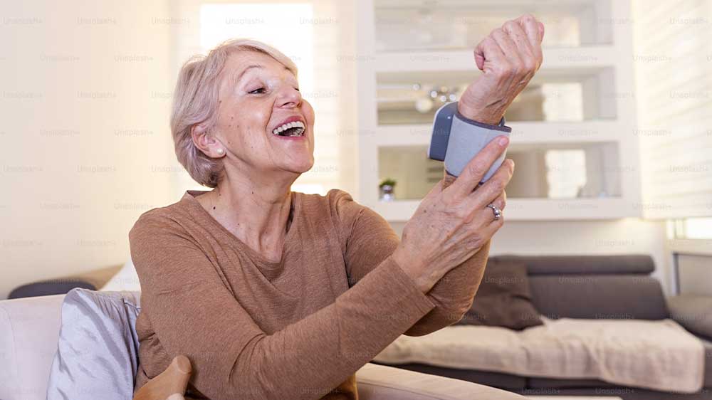 Starší žena si měří krevní tlak_02