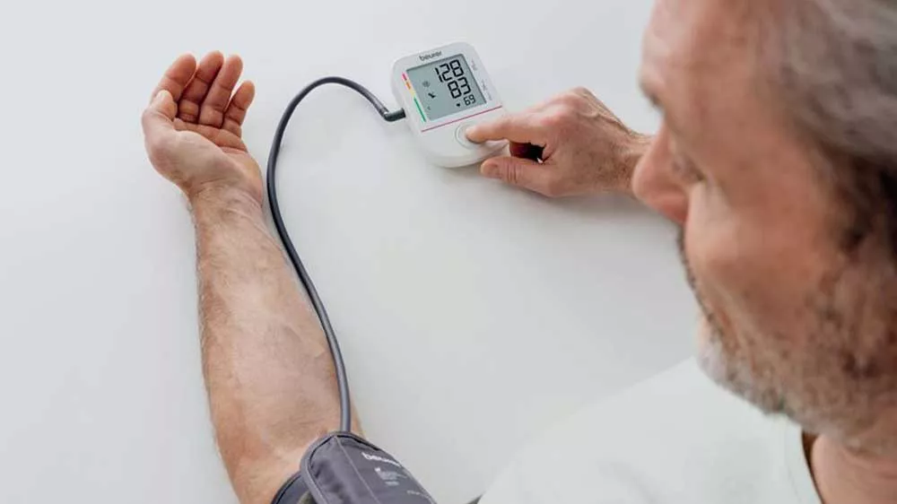 Dívka se chystá použít tlakoměr Beurer BC 30_03