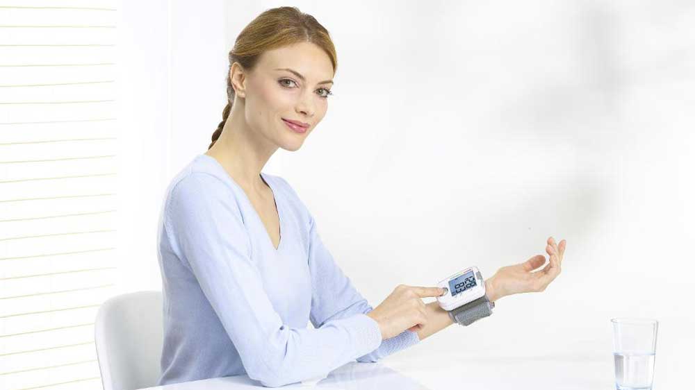 Žena s tlakoměrem Beurer na ruce_02