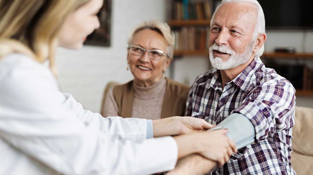 Měření krevního tlaku u muže_03