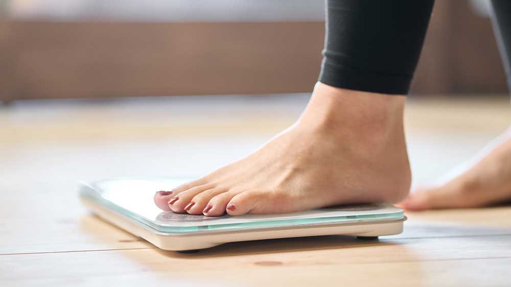 Žena vstupující na váhu_02