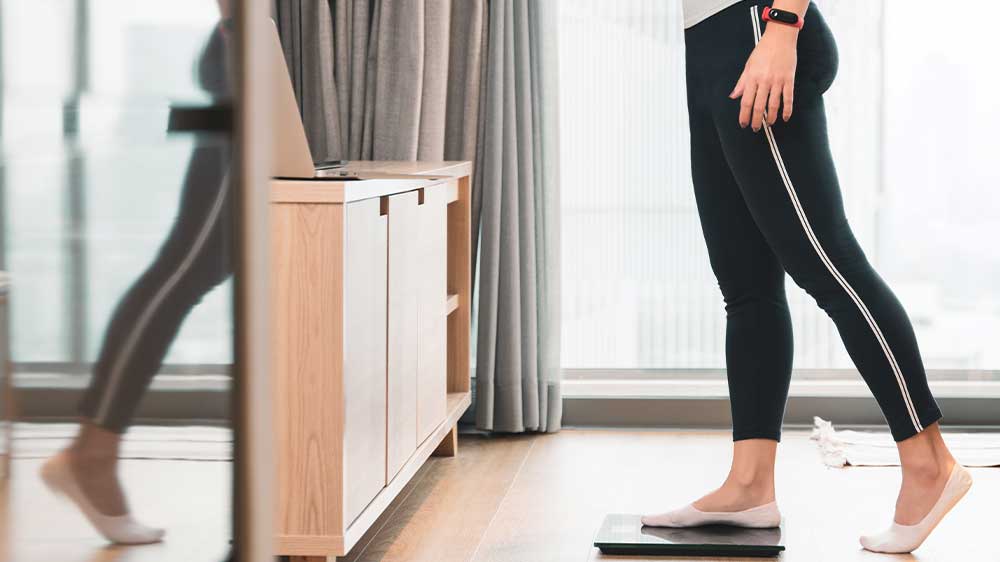 Žena kontrolující si svou hmotnost_02