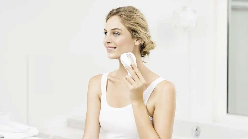 Žena používající epilátor Beurer IPL 8500 Velvet Skin PRO na nohách_02