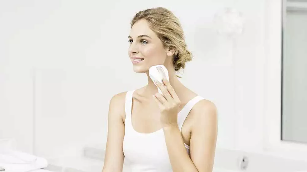 Žena použ&iacute;vaj&iacute;c&iacute; epil&aacute;tor Beurer IPL 5500 Pure Skin PRO na tv&aacute;ři_02