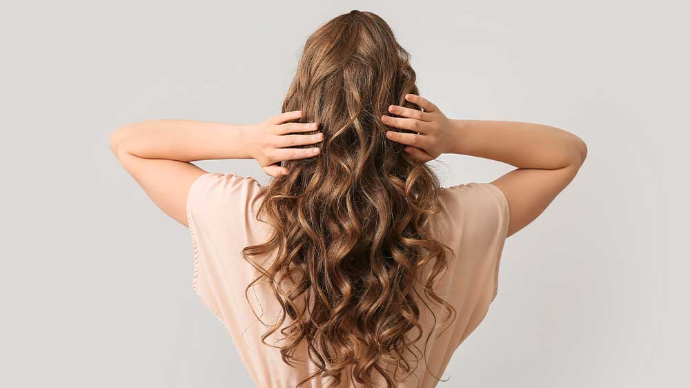 Žena s natočenými vlasy_02