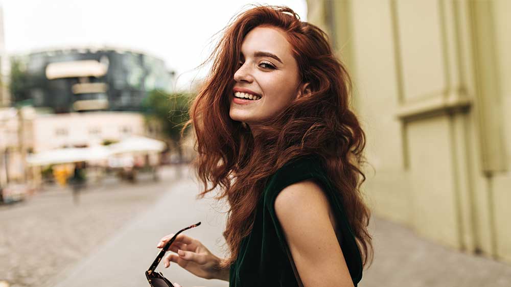 Žena s vlnitými vlasy_02