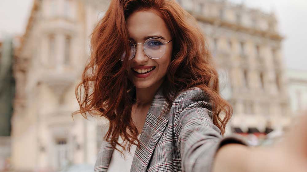 Žena pyšnící se dokonalým účesem_03