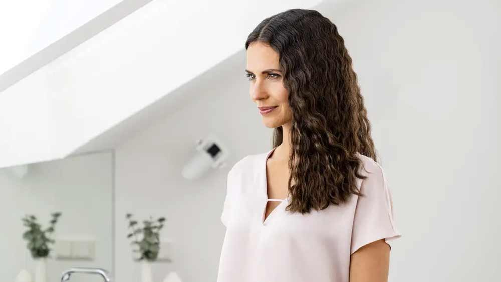 Žena s vlnitými vlasy_02