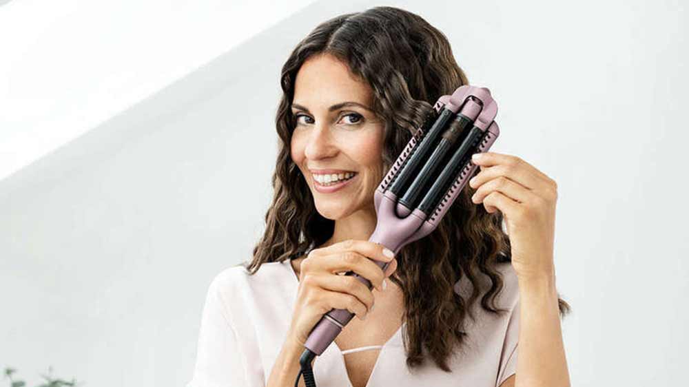 Žena používající Styler vln 4v1 Beurer HT 65_02