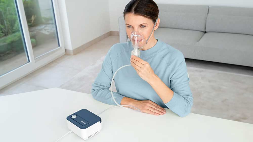 Žena používá kompresorový inhalátor Beurer IH 16 s maskou_02