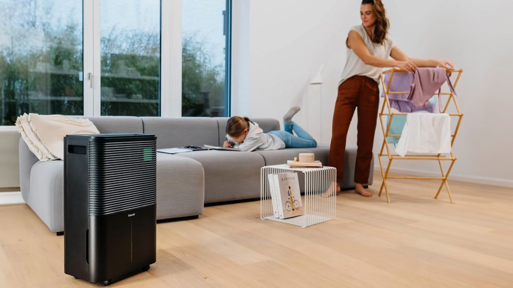 Odvlhčovač vzduchu Beurer LE 250 pracuje v místnosti, kde je maminka s dcerou_02