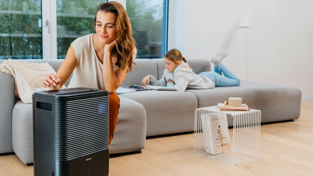 Žena nastavuje odvlhčovač vzduchu Beurer LE 250_04