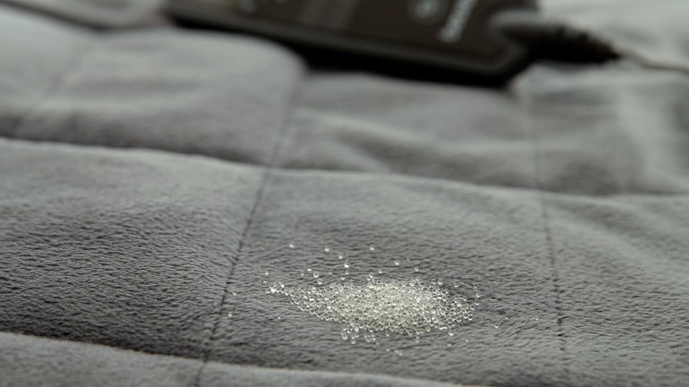 Vyhřívaná dečka Beurer HK 145 je vyplněna skleněnými kuličkami_03