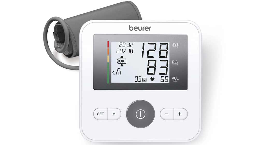Tlakoměr Beurer BM 27 Plus s manžetou a naměřenými hodnotami na displeji_03