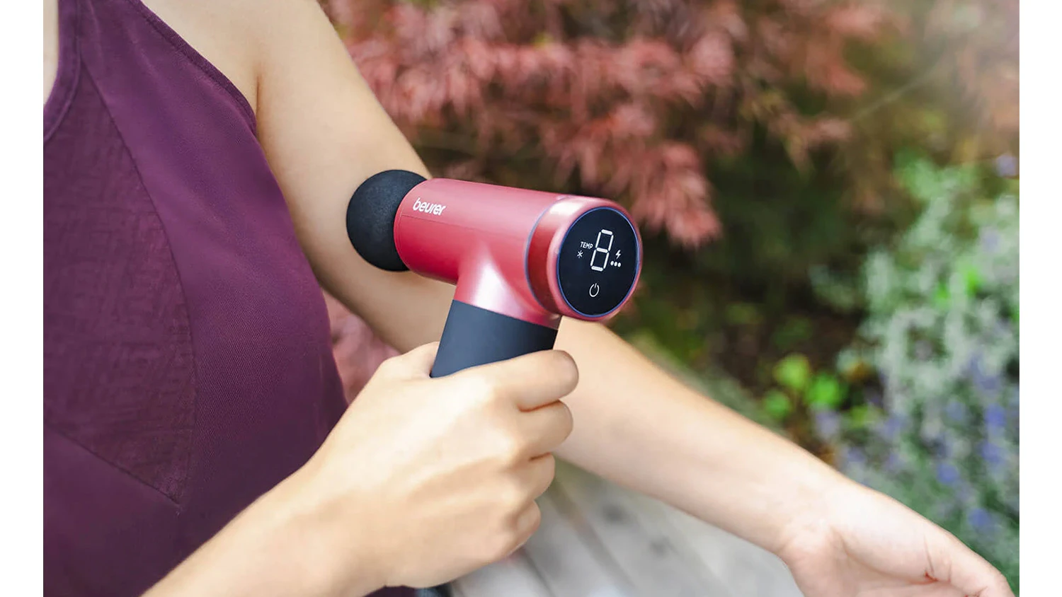 Žena použ&iacute;vaj&iacute;c&iacute; mas&aacute;žn&iacute; pistoli Beurer MG 195 HOT & COLD