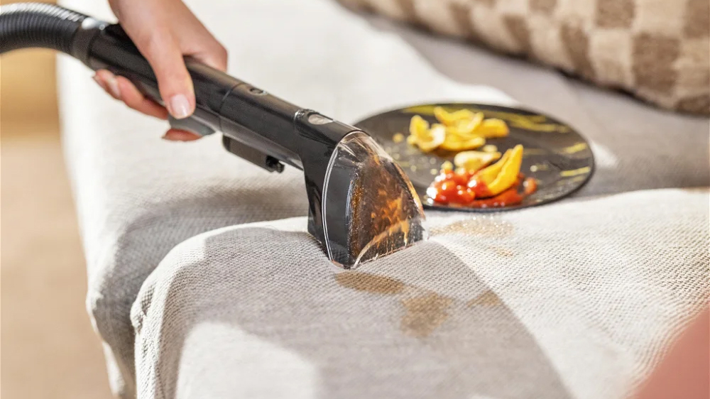 Čištění pohovky s tepovačem Bissell PowerWash Pet 3878N_03