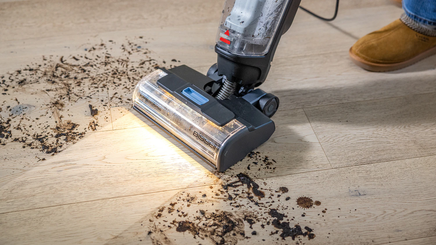 Čistenie podlahy s vys&aacute;vačom Bissell CrossWave EdgeFind Select 4136N