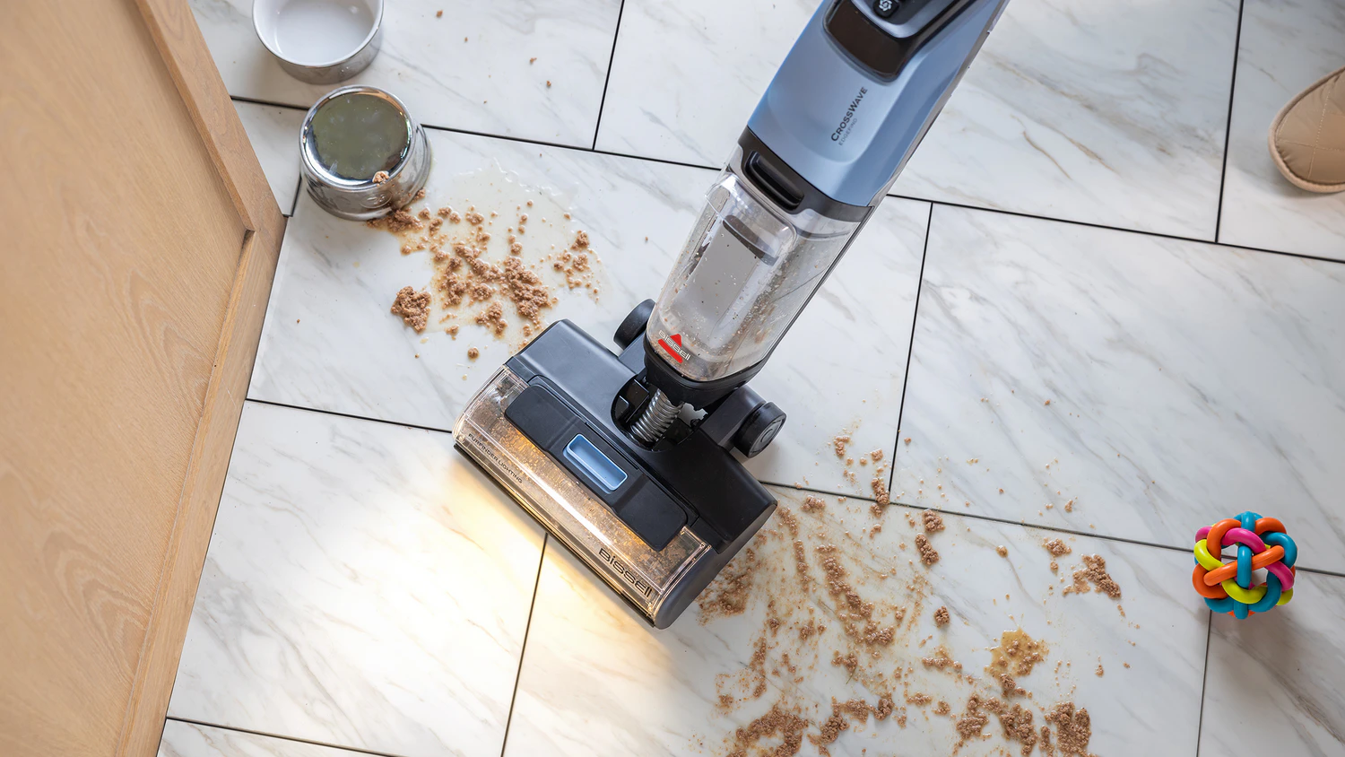 Čistenie podlahy v kuchyni s vys&aacute;vačom Bissell CrossWave EdgeFind Select 4136N