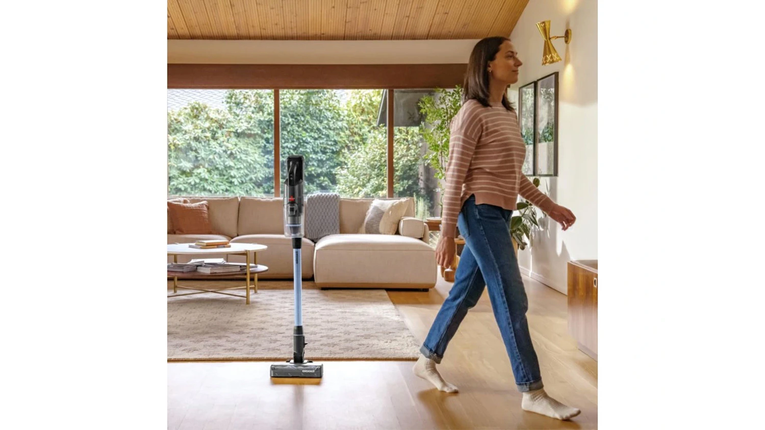 Žena odch&aacute;dza od Bissell PowerClean FurFinder Select 4090N