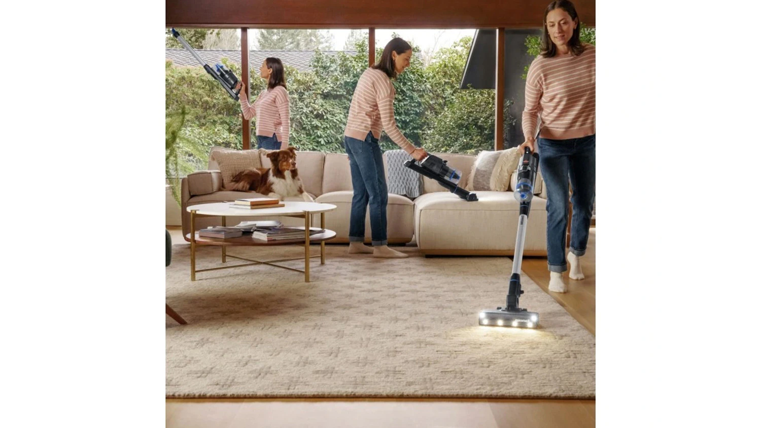 Žena vys&aacute;va v izbe s Bissell PowerClean FurFinder Select 4093N