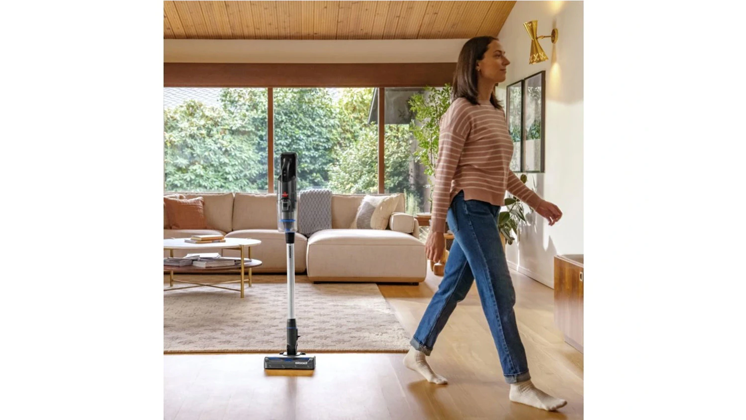 Žena odch&aacute;dza od Bissell PowerClean FurFinder Select 4093N