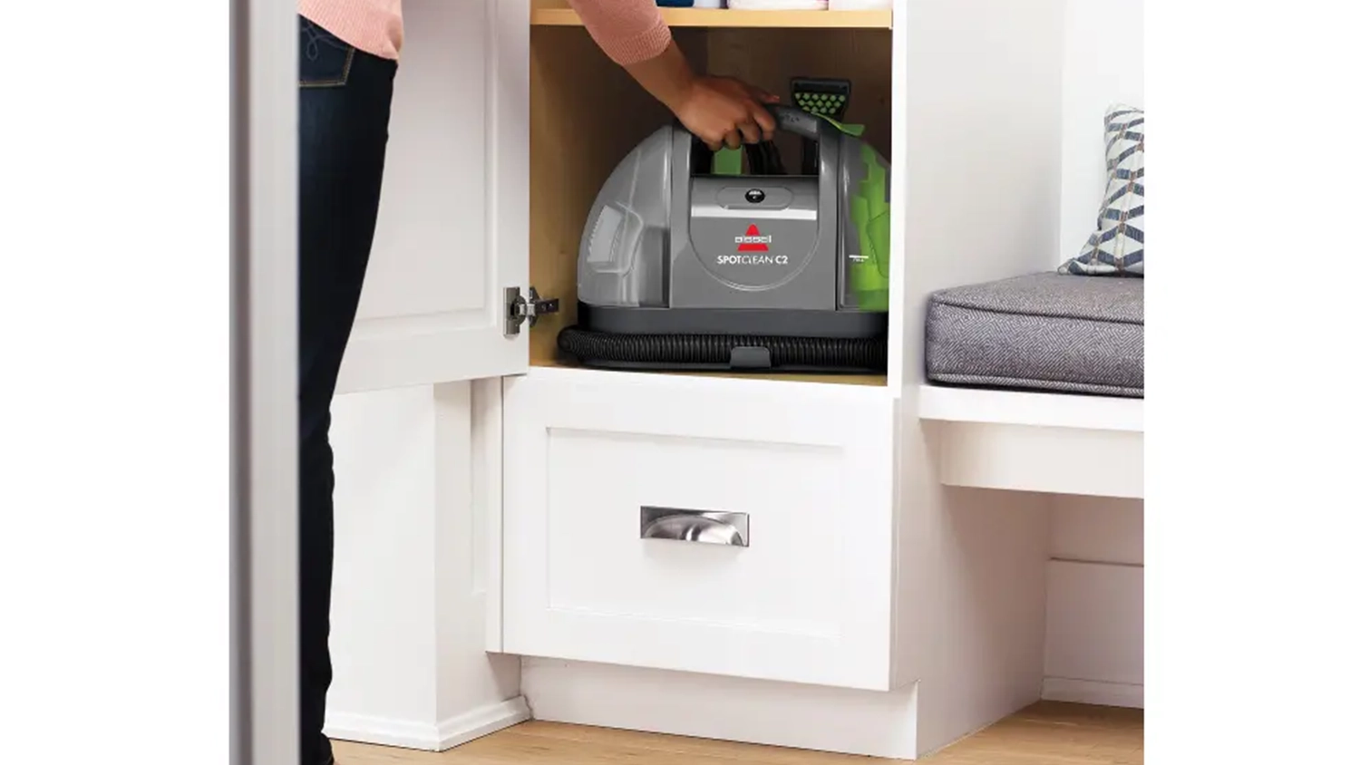 Žena uschovává čistič koberců a čalounění Bissell SpotClean C2 20671 do skříně_02
