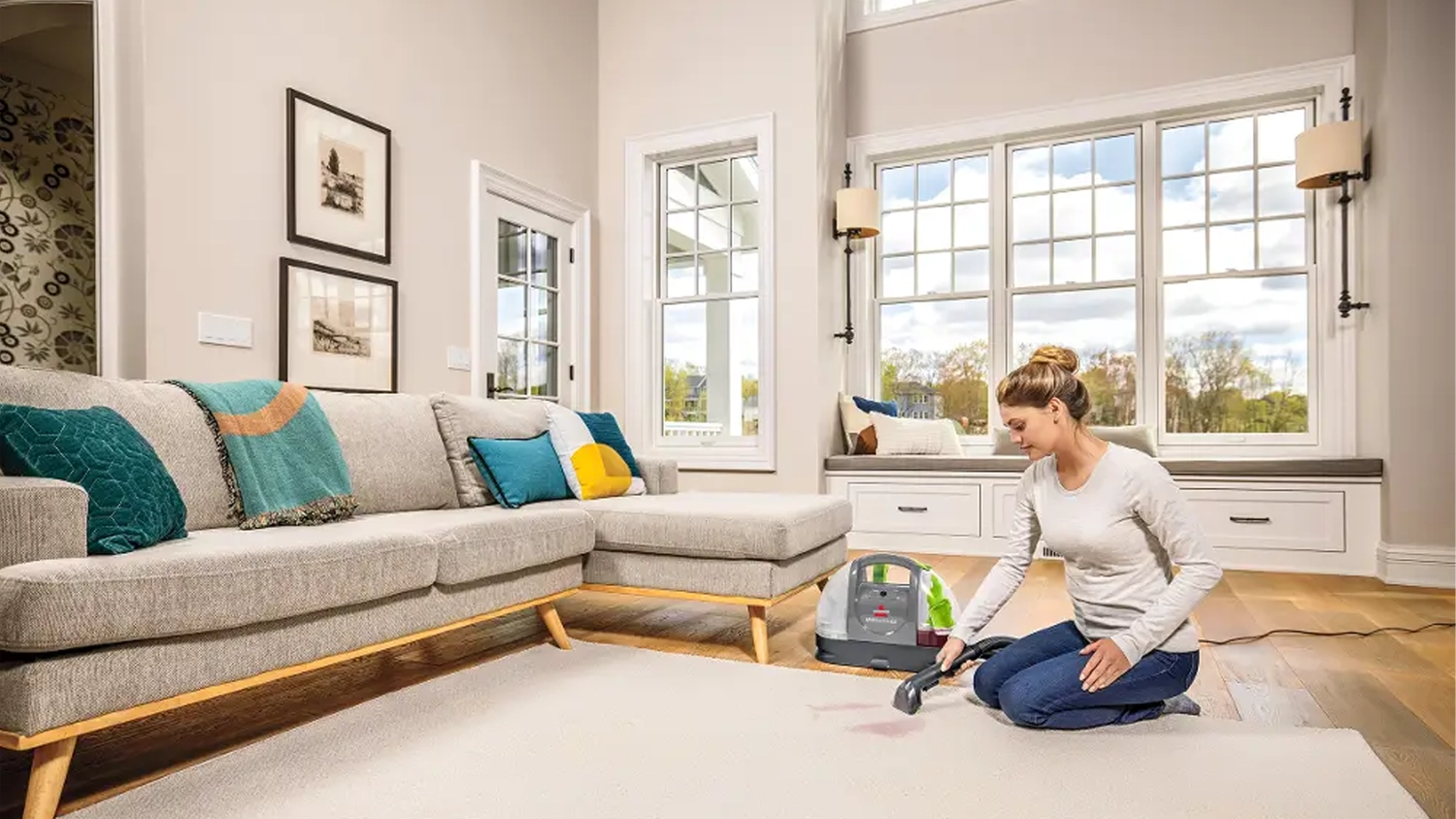 Žena při čištění koberce pomocí Bissell SpotClean C2 20671_03