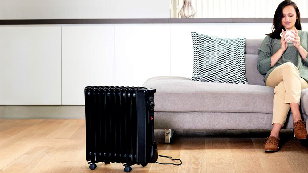 Žena v místnosti s olejovým radiátorem Black&Decker BXRA 1500E_03