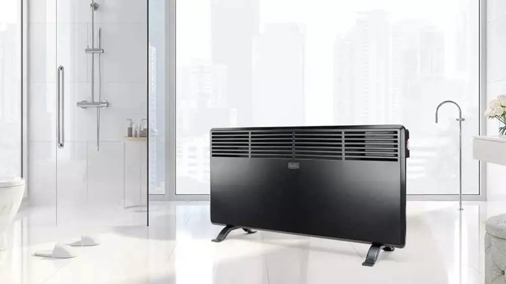 Teplovzdušný konvektor Black ans Decker BXCSH1800E stojící v koupelně_03