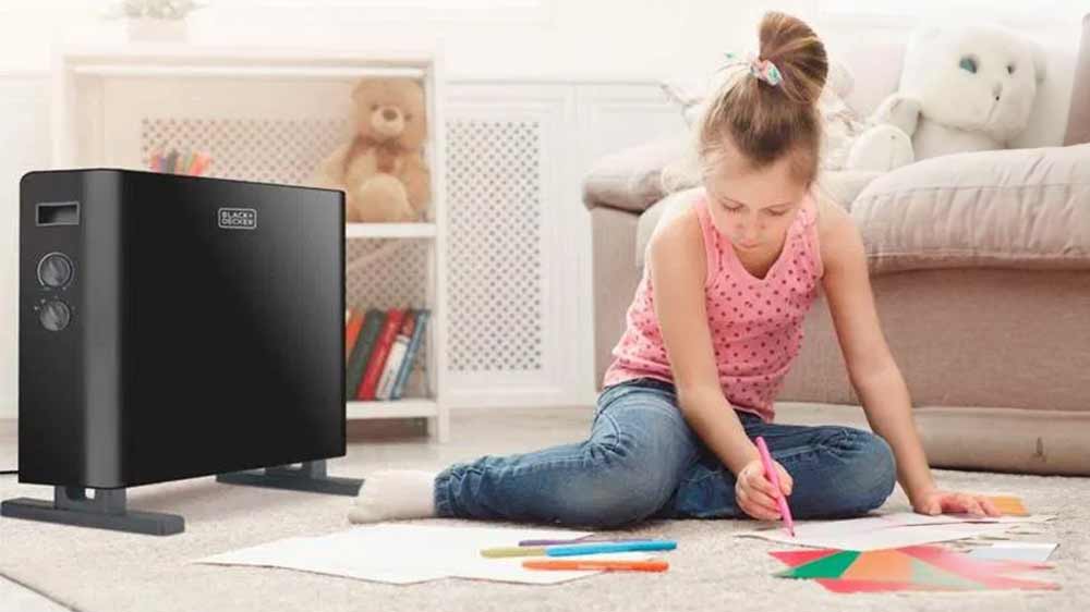 Holčička si kreslí na zemi vedle konvektoru Black and Decker BXCSH2000E_03