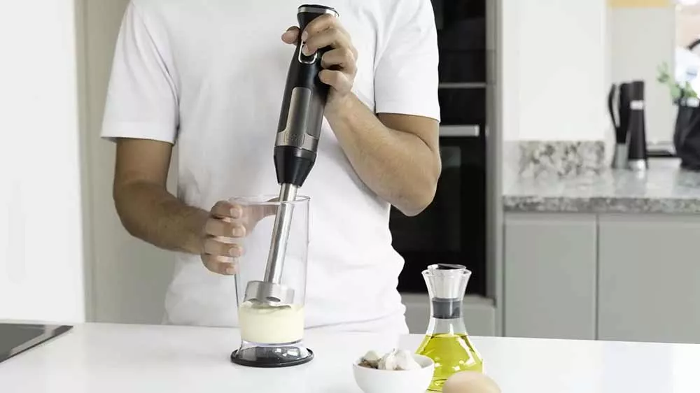 Osoba mixuj&iacute;c&iacute; s Black and Decker BXHBA1500E_02