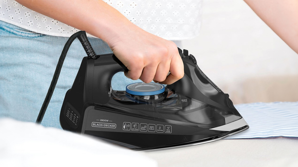 Napařovací žehlička Black&Decker BXIR2805E