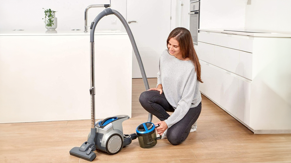Bezsáčkový vysavač Black+Decker BXVML700E