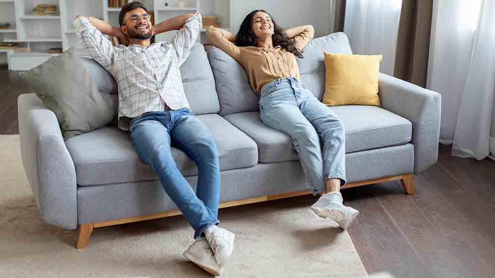 P&aacute;r relaxuje na pohovce_04