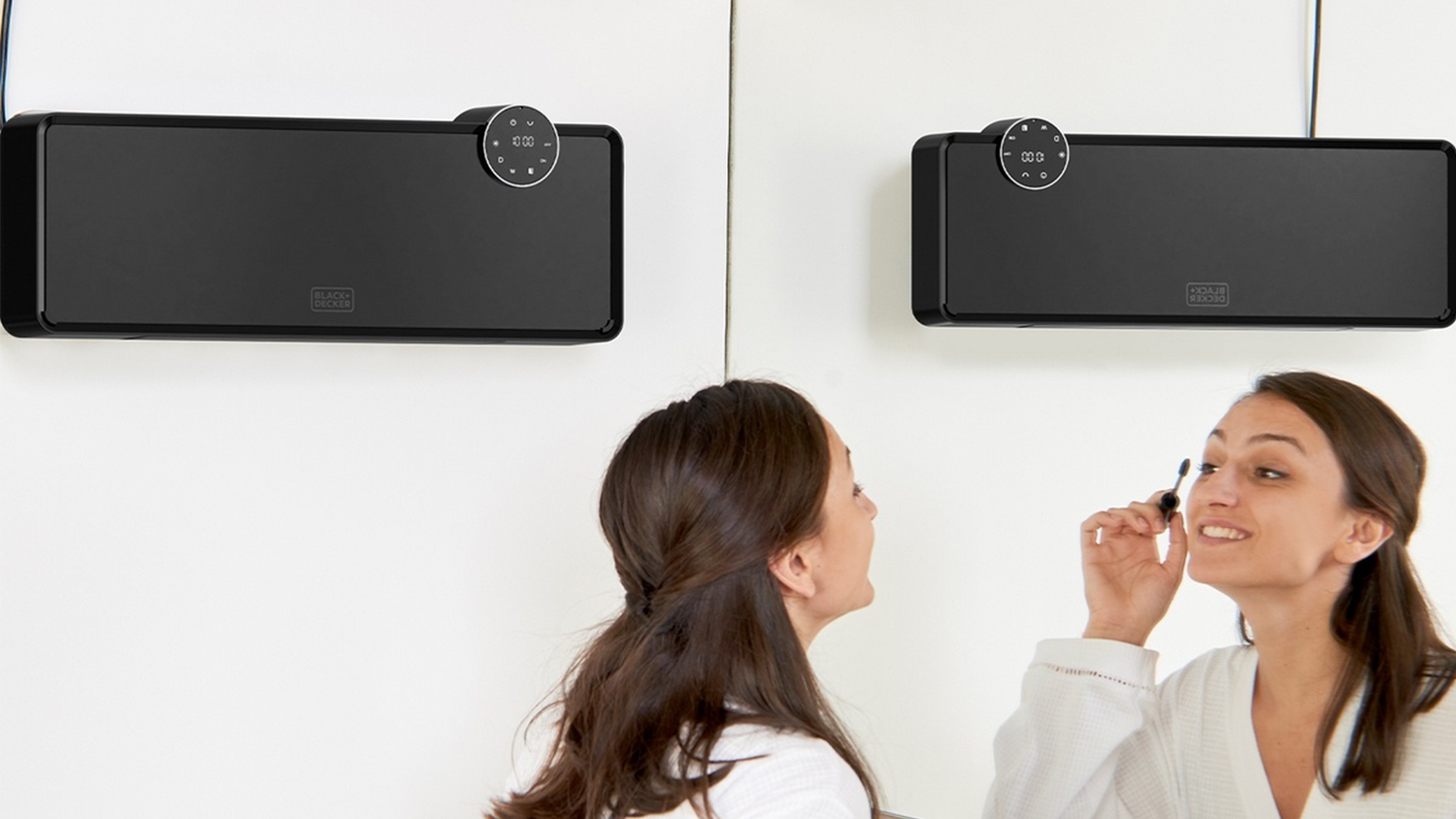 Nástěnný keramický panel Black+Decker BXWSH2001E v koupelně