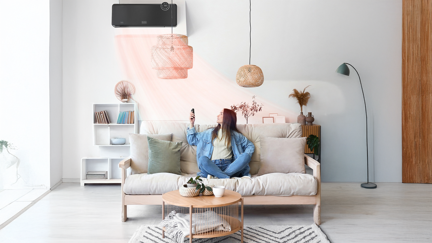 Žena nastavující panel Black+Decker BXWSH2001E dálkovým ovladačem