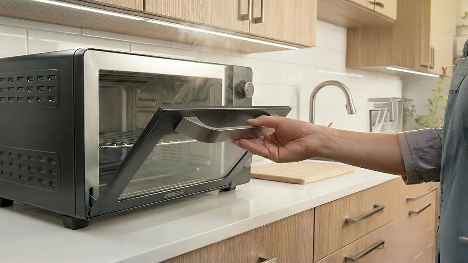 Ruka na rukojeti pootevřené trouby Black&Decker