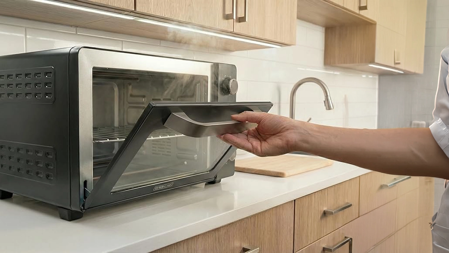Ruka na rukojeti pootevřené trouby Black&Decker
