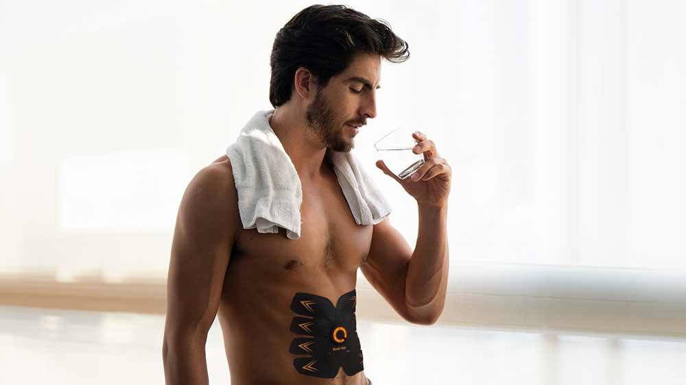 Muž pije vodu a má na břiše svalový elektrostimulátor Bodi-Tek ABTR5_02