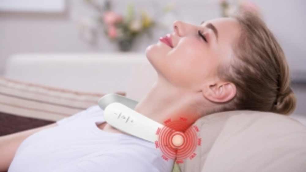 Žena si s úsměvem užívá relaxaci s masážním přístrojem Bodi-Tek Neck & Shoulder Massager_02