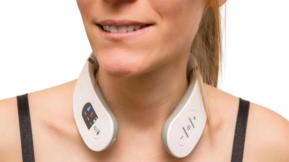 Žena má na krku nasazený masážní přístroj Bodi-Tek Neck & Shoulder Massager_03