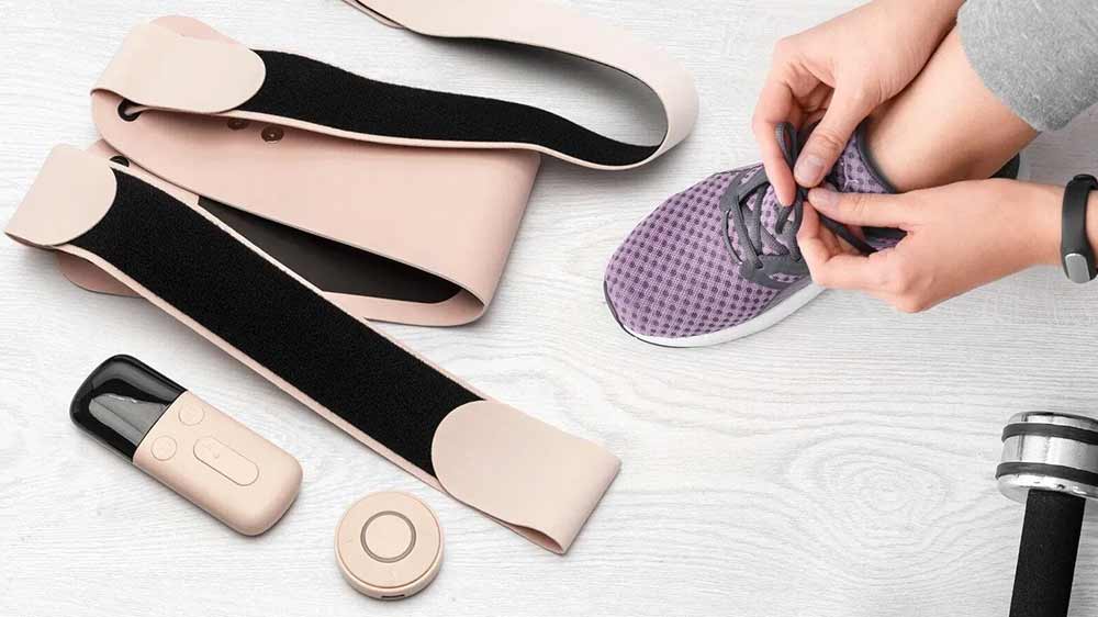 Elektrostimulátor s činkami a ženskou nohou v tenisce_03