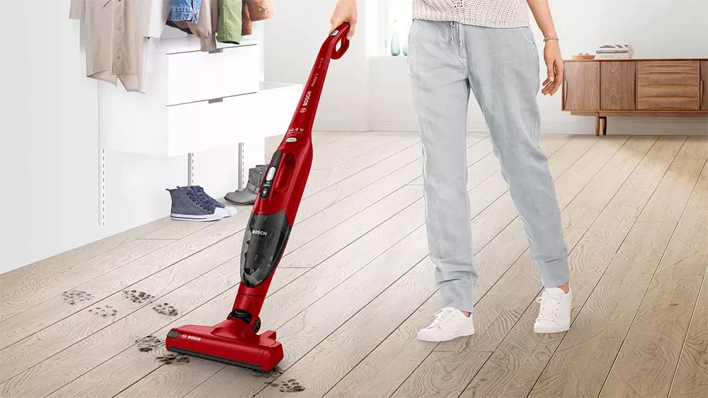 Vysávání tyčovým vysavačem Bosch BBHF214R_02